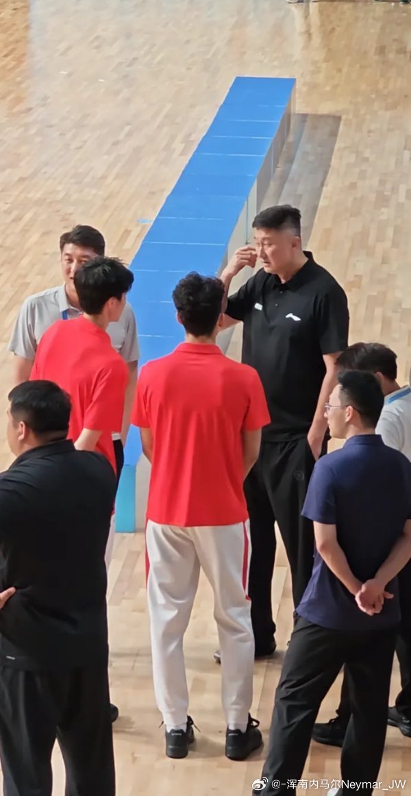 阿锋，说心里话，我看着现在的广东宏远的样子，我真心想你了～

#广东宏远特邀评论员# ​