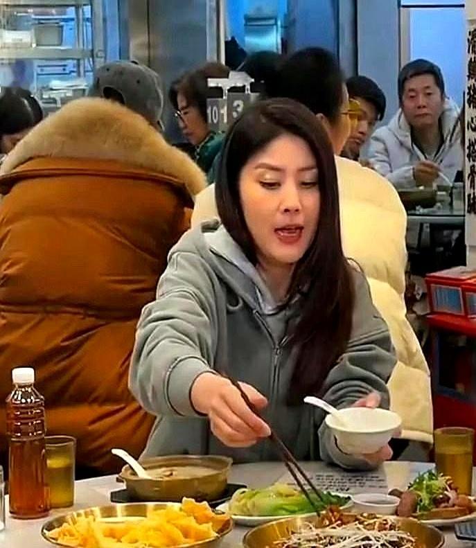 真不敢信，一代天后竟然坐在广州路边摊，大口嗦炒河粉！    52岁的陈...