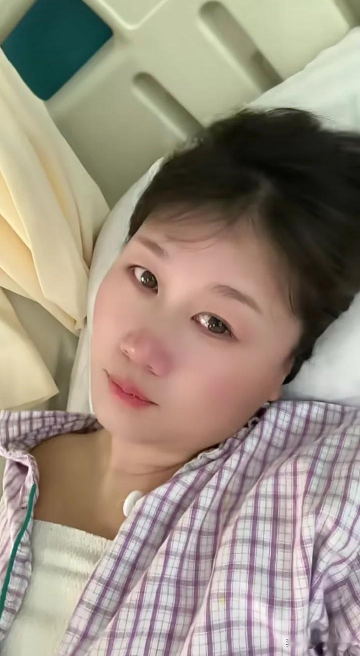 这位北京的网红公交女司机，平时拍一些公交车上日常，粉丝却有90万，她也偶尔直播带带货。最近她生病住院了，具体什么情况也不太清楚。她来自农村，所以她的作品都比较接地气。跟那些靠搞笑段子走红的主播相比，这位女司机更像是从事正经工作的网红。