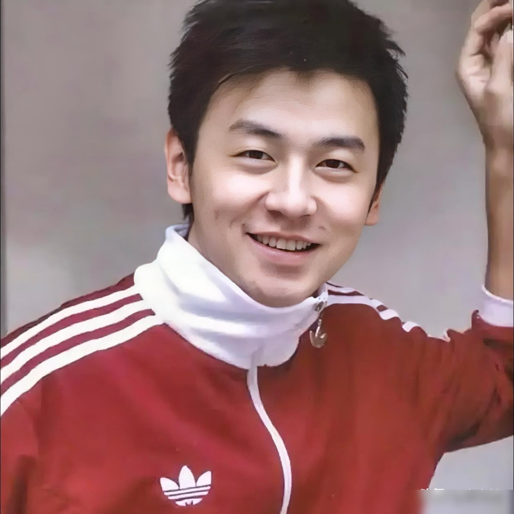 雷佳音上大学那会儿，宿舍四个穷小子，常年跨栏背心大裤衩，端着脸盆满楼晃，成绩倒是包揽系里前四，人送外号丐帮四大长老。有一回电梯口撞见陈赫，人家穿得溜光水滑，瞥他们一眼，扭头就走楼梯了。后来熟了陈赫才说实话：你们当时那打扮，太吓人，根本不像上戏的。毕业了这俩人进了同一个话剧院，蹲后台啃盒饭，慢慢倒成了