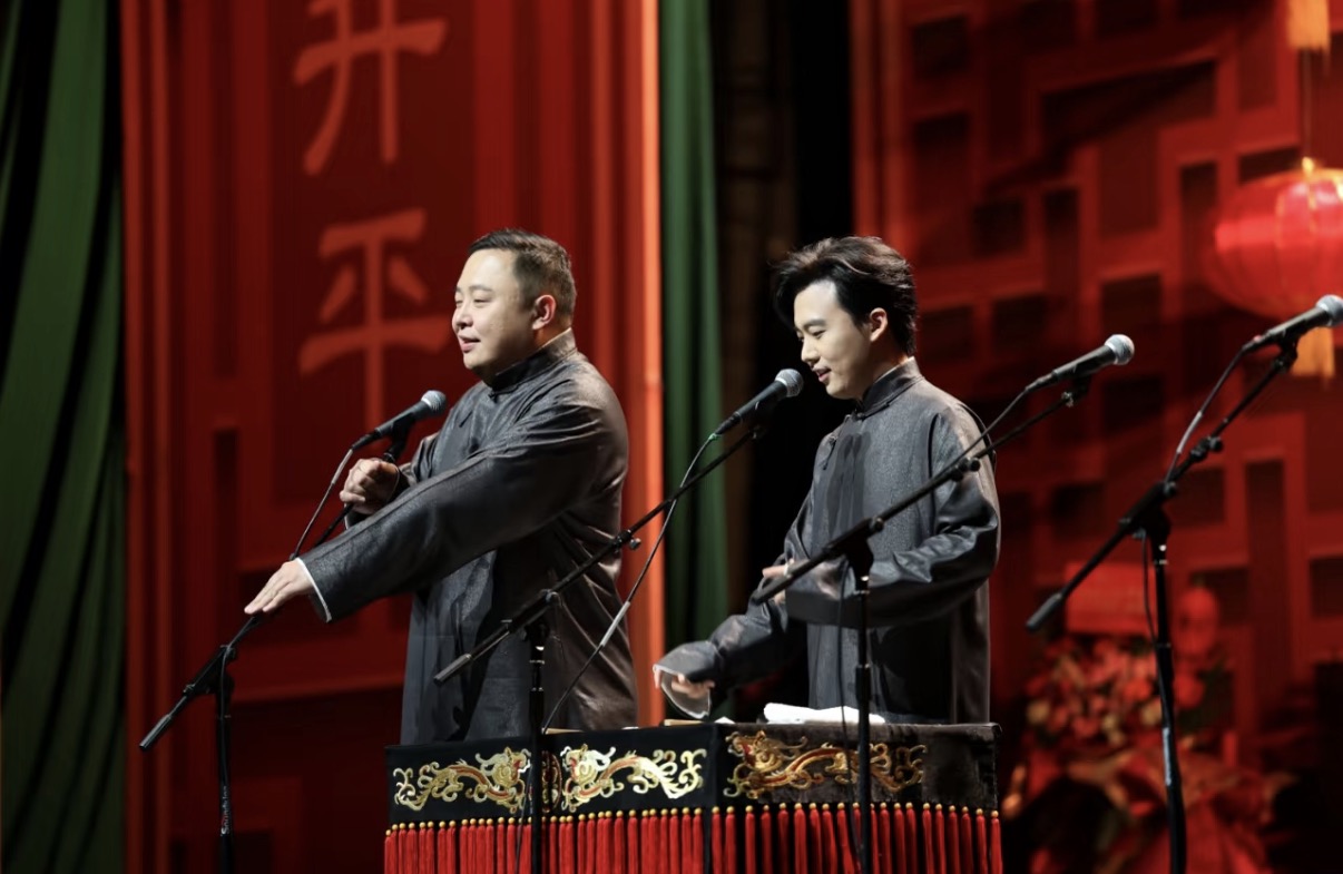 《我是富二代》

郭麒麟：好多人说我是富二代，我哪是啊
阎鹤祥：你还不算？
郭麒麟：我顶多算富三代。
阎鹤祥：嚯！
郭麒麟：现场调查，捧我的举左手。（观众鼓掌）谢谢各位，这都是花钱雇的。捧阎鹤祥的举右手中指！
阎鹤祥：哎哎，别伸！