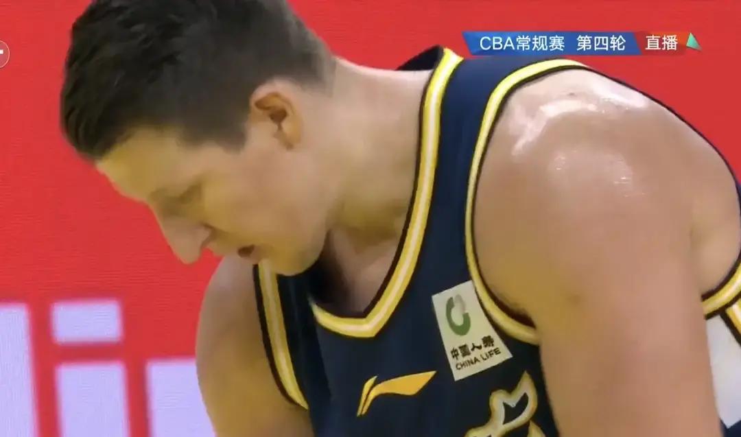 徐杰一轮休，广东男篮的进攻体系差点当场瘫痪，面对积分榜垫底的宁波队，居然打得这么费劲。
比赛是拿下了，但看球的估计心里都堵得慌。
宁波队此前已经四连败，明摆着是联赛弱旅，结果整场比赛广东队压根没打出像样的团队传导。
博日奇在欧洲打球时哪受过这种罪？好端端一个空间型前锋，硬生生被逼成了持球大核兼