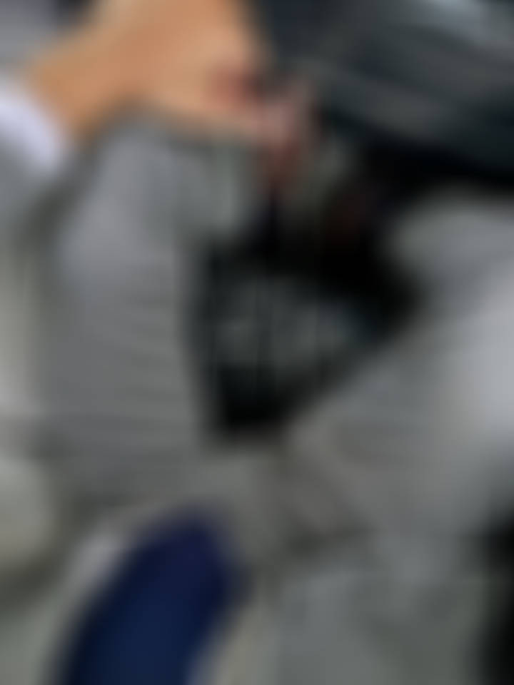 不要停止吸引你的伴侣，不是每天都要盛装打扮，也不是永远不能在他面前放屁，该放你就放，更不是害怕自己变老变胖就觉得不值得被爱。而是偶尔还是认真地和他约一次会，偶尔还是穿一件你知道他会觉得你好看的衣服，他喜欢的衣服，有自己的生活，让自己成长，甚至偶尔让他重新看你一眼的时候，心里还会有一点这个人挺不错的这种感觉。我觉得这种感觉是在一段很长很长的关系里，甚至特别珍贵的。因为爱情走到最后，当然会有亲情、责任、习惯和陪伴，但是我还是希望在这些东西下面有一个东西，就是我不只是爱你，我还是会像刚开始一样喜欢你。