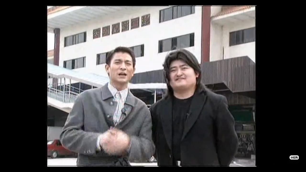 老公凑过来问我：“你觉着刘欢厉害，还是刘德华厉害？”
我正盯着手机划呢，头都没抬，随口应道：“刘欢唱歌拔尖，刘德华演戏出彩，你好端端问这个做啥。”
他嘿嘿乐了两声，晃着脑袋说：“答错啦，是刘欢更厉害，人家敢唱《好汉歌》，刘德华敢吗？”
我先是懵了瞬，回过神来差点笑到直不起腰，这哪门子离谱脑筋急转弯。