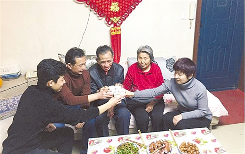 河南矿山中秋举办集体活动，一千六百多桌宴席直接设置在厂房内部，众多员工齐聚厂区共度中秋佳节。
 
在外上班打工人，不少人中秋假期没法赶回家里，和亲人团聚。很多一线工人，过节期间依旧需要留守厂区工作。想要感受节日氛围，只能依靠单位给出的安排，不少工厂最多也就发放一点礼品，集体聚餐的机会并不多。
 
这