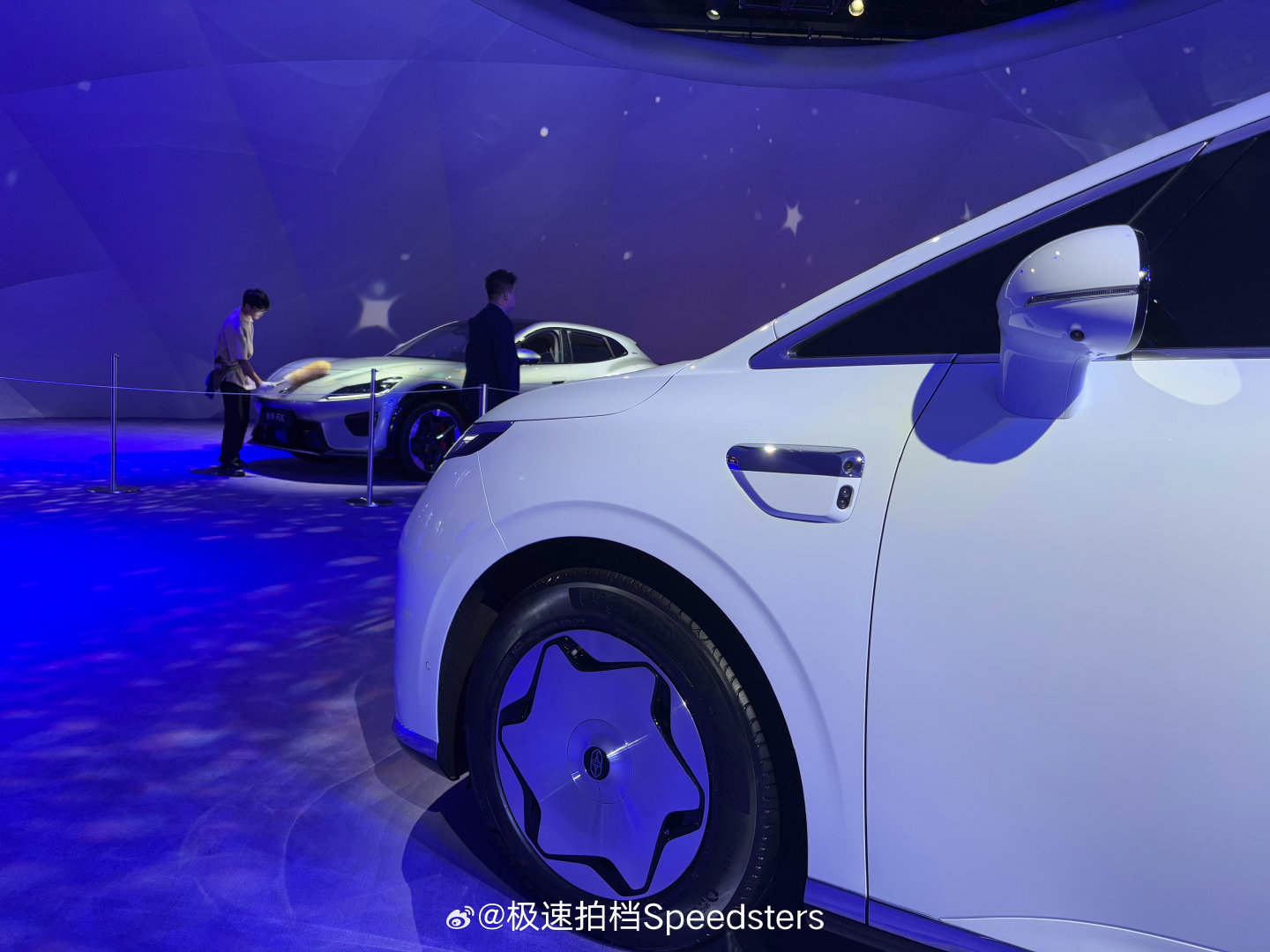 鸿蒙智行的第三款 MPV 享界 V8 亮相车成都车展，这车跟之前鸿蒙智行两款偏商务风格 MPV设计不太一样，明显是偏家庭用户风格设计[馋嘴] ​