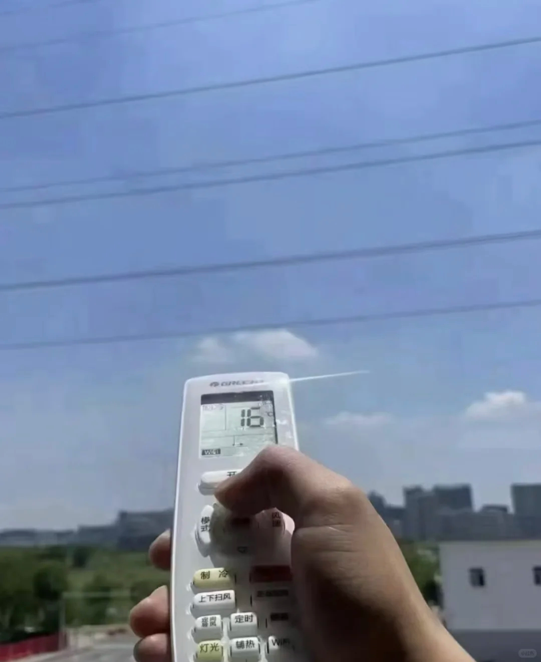 然后才是能效等级、制冷 / 制热量、循环风量、外机尺寸、噪音值等等等等...