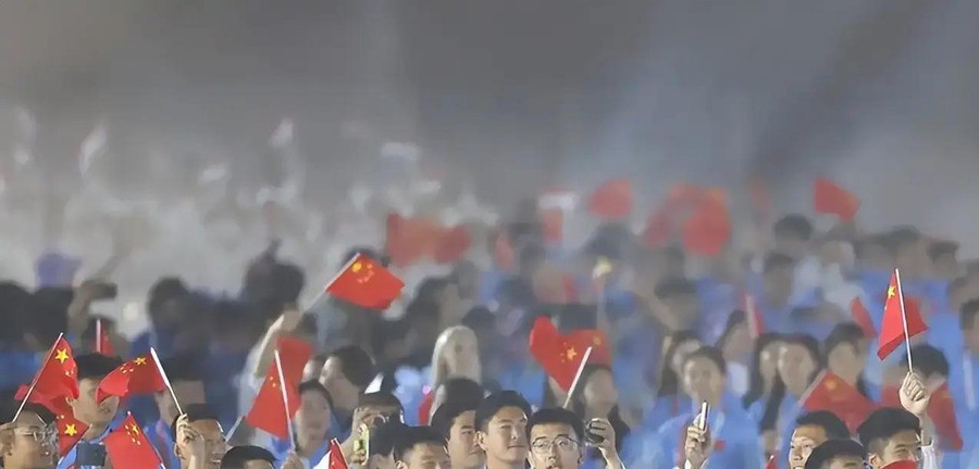 13岁于子迪亚运拿MVP的时候，刘翔刚签完49万买断协议，苏炳添在写论文，姚明自掏腰包建联赛
名古屋亚运会闭幕那天，13岁的于子迪在200米混合泳游出2分06秒10，刷新亚洲纪录，当选MVP
815名中国运动员里548人是头一回打亚运，19岁张展硕单届7金，17岁陈妤颉把百米赛会纪录踩在脚下。泳池和