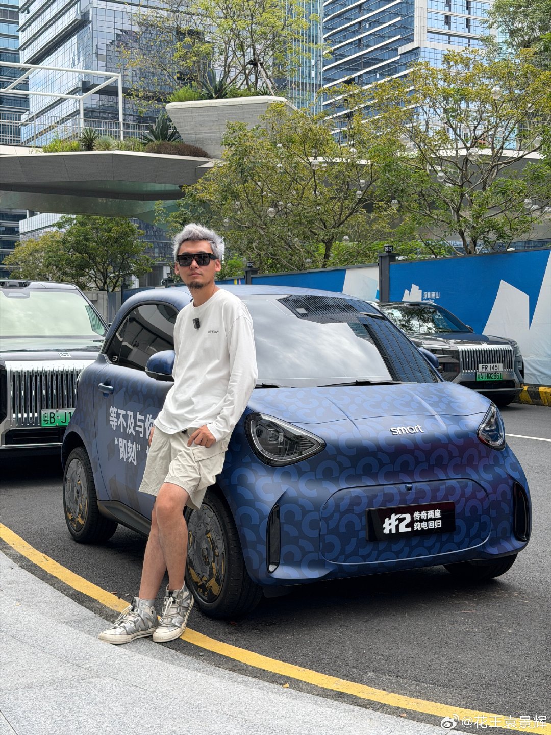 深圳万象城捕获，全新smart精灵2号，都市灵感快闪，跟极氪9X一起尽显娇小，和敞篷阿巴斯在一起各显品味，不是车，是时尚单品[么么哒] 一直喜爱小车的我实在没有抵抗力[泪] 感谢当车模的兔兔#smart精灵2号##smart# ​
