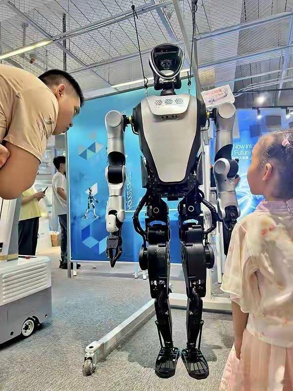 #消费级机器人进入万元时代# 
消费级机器人正式迈入万元时代，曾经只存在于实验室与展会的机器人产品，如今价格下探到普通消费者可以触及的区间。得益于国产供应链成熟、核心零部件成本持续下降，规模化量产带来的规模效应，让机器人不再是遥不可及的科技奢侈品。
#个人机器人跟手机同价了# ​