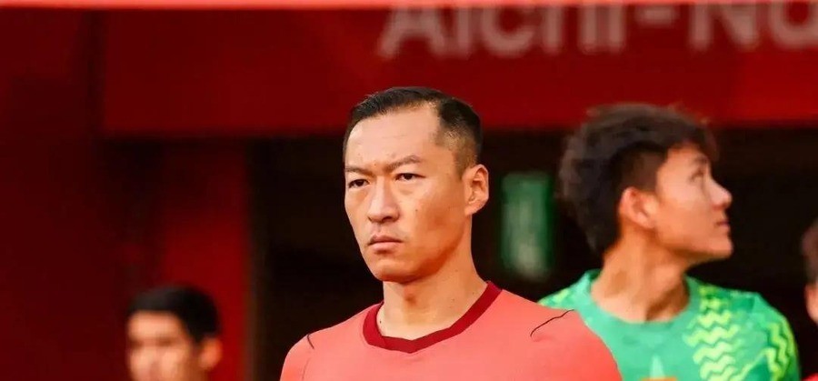 2026年10月3日，名古屋亚运会男足铜牌战，中国队常规时间与乌兹别克斯坦队踢成2比2，点球大战4比3拿下。这是中国男足时隔28年再次站上亚运会领奖台-
。37岁的吴曦首发出场，打满了这届亚运会他出战的第6场比赛。
四年前，这个名字挂在热搜上，关键词不是“进球”，是“海参”和“躲球”。
2022年国