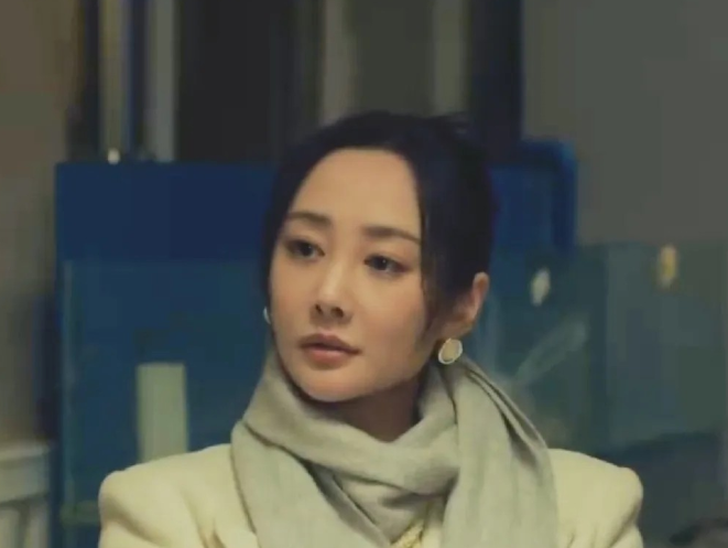 《冬城猎凶》段长河最狠一招：连警车都装监听器，梅文君却栽在一张出生记录上？
 
警方追查儿童拐卖案，一路查到当年五人抢劫的枪支，本以为梅文君已经明牌暴露，没想到段长河连警局办案车都装了监听器，还提前清掉医院生产记录！网友表示：这类高智商犯罪的所有环节都仿佛事先排演过，越往下看越让人后背发凉。
 
（