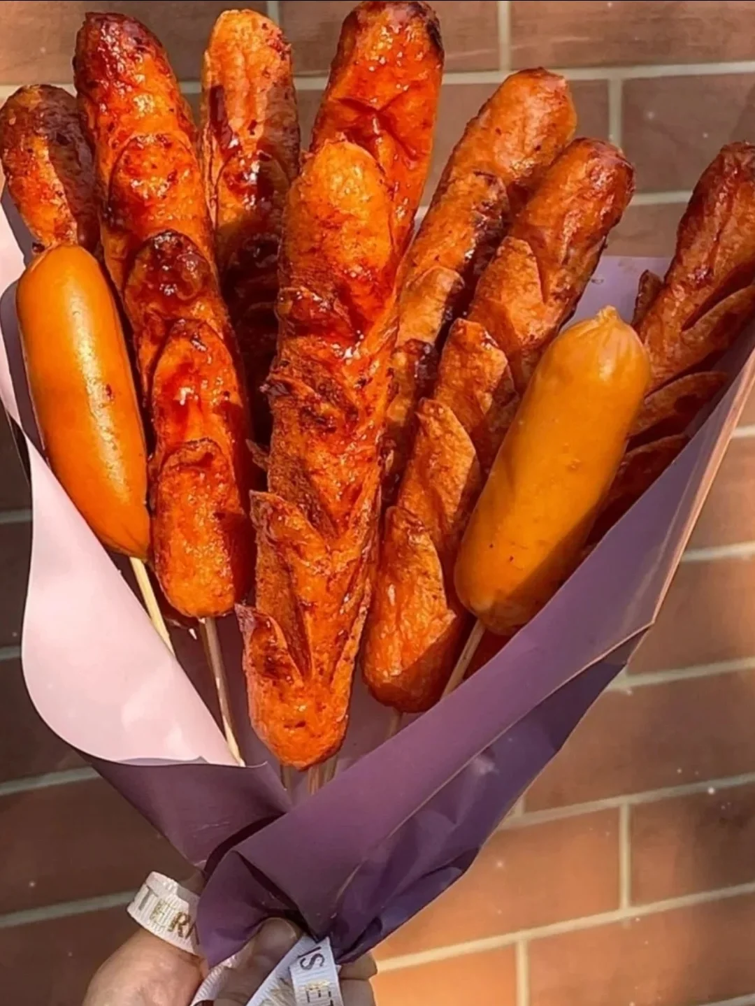 给你买10根烤肠的人，不一定是真的爱你👄