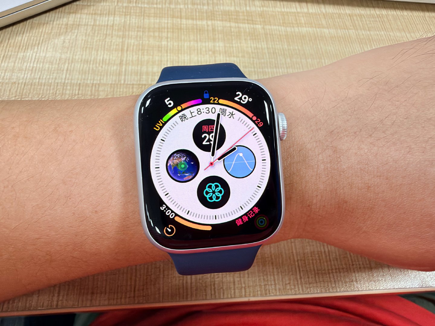 大家双十一可以买一些美国苹果设备，财哥推荐Apple Watch S12 因为我们炒A股 心脏受不了，他有很多健康提醒心率提醒有利于健康，另外这个表带也能观测自己减肥效果，财哥刚买回来带最后一个孔，现在手脖子已经细了，看啥时候然后我带到第三个孔再分享～ ​