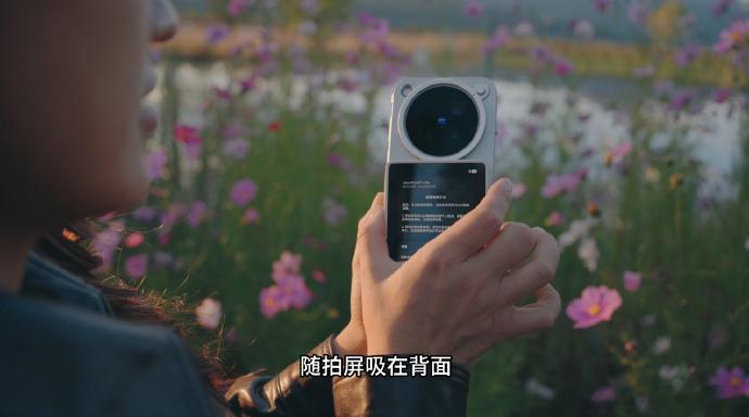 独旅自由感拉满！一个人出行也能轻松拍出氛围感大片[柯基]
vivo随拍屏么！自己拍照大屏预览更方便，让陌生人帮自己拍照也能随时指导，不怕麻烦人家很多次，直接一次就搞定。

而且啊vivo X500 Pro Max也是真出片啊，随手拍都好看，甭管是记录风景还是拍自己都杠杠的[柯基]，用前置拍，画质总感觉不够好 ​