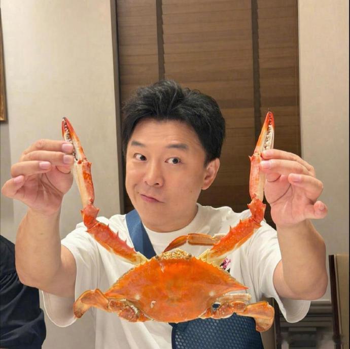 1. 黄晓明为了维持身材基本不怎么进食，日常也坚持做医美保养，不少年轻男艺人的状态反而比不上他。 
 
2. 胡歌短期内没有参演电影的计划，很多电视剧演员都顾虑自己扛不住电影票房，怕被导演追责翻车，毁掉积攒多年的口碑。 
 
3. 在父母眼中，阿瑟心思单纯、十分天真。这也情有可原，他的父母在他这 ​