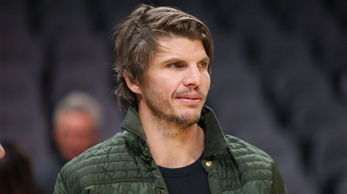 NBA人事变动！科沃尔离任老鹰副总经理，结束四年高管任期 据斯坦恩消息...