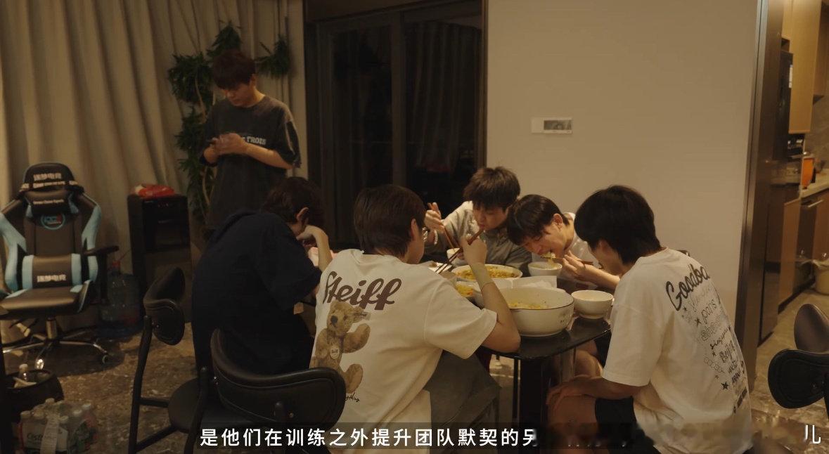 #亚运会和平精英纪录片##和平精英亚运会倒计时三天#
倒计时三天战火将近，纪录片记录一路蜕变，五人团队凝心聚力，奔赴属于他们的亚运战场。 ​