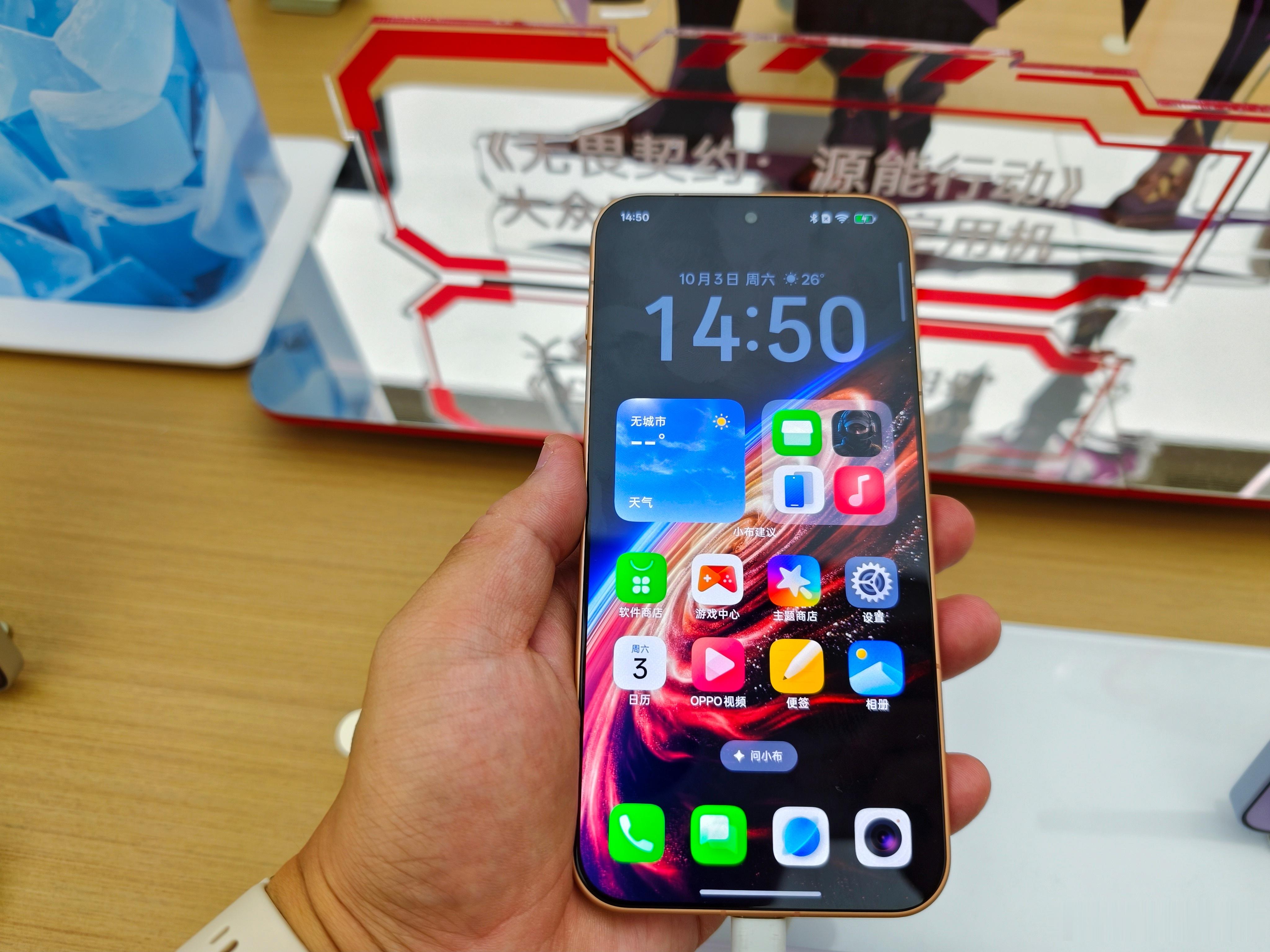 国庆假期逛市中心商圈，顺路进了 OPPO 体验店，专程上手期待已久的一加 16「火星杰作」配色。

真机比网图更有质感，低饱和的暖调赤矿红耐看又不张扬，背板还原了火星砂岩的细腻肌理，搭配三层致密消光工艺，光线扫过时会呈现柔和的深浅光影变化。指尖摸上去有细微的颗粒触感，全程不沾指纹，这点很加 ​