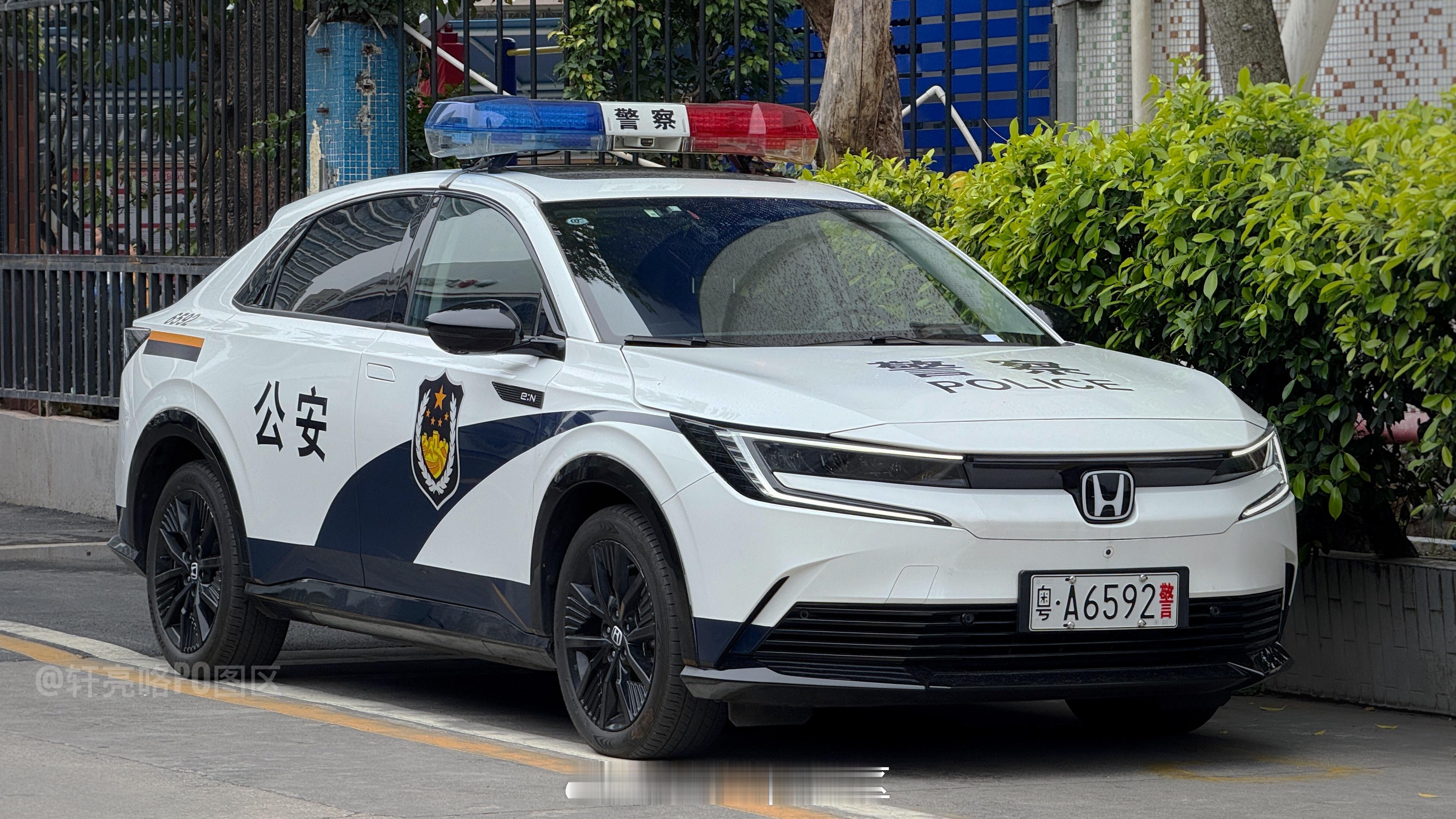 白牌可以挽回颜值？
2024年发售的广汽本田极湃2（GAC Honda e:NP2），
近16万的售价，
配宁德时代三元锂电池，
续航500多公里。

但由于长相怪异，
定位模糊等因素市场遇冷，
很快就在2025年停产，
总销量不到6000辆。

其中有大部分是销往广州网约车队伍和公务系统，
比如本篇的极湃2警车，
身披涂装 ​