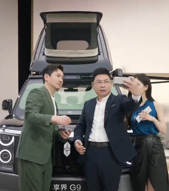 余承东拿新手机合影？到底是Mate90还是XT2