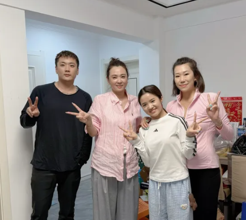 疑似晋妈朋友圈曝光！语言运用十分不当：以前觉得有娘养无娘教是骂人话，今天才明白，原来才明白真的是真理。
 
这句话是 10 月 8 号凌晨从一张朋友圈截图上流出来的，截图一夜之间传遍全网，看到的人都倒吸一口凉气。
 
截图上前面还有更狠的话，写的是 “犯罪分子养出的孩子，走上犯罪行为也是快哈，真是老