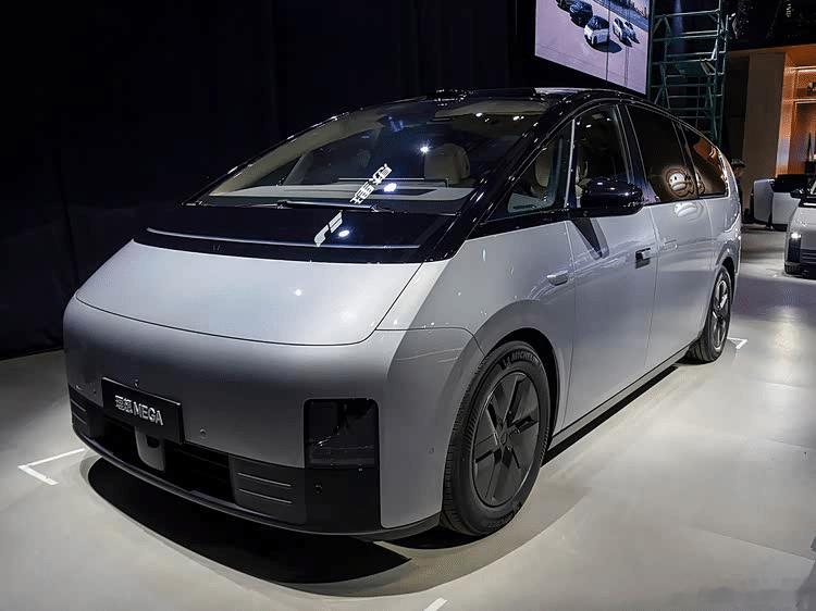 理想解析i9 Home 与 MEGA Home差异、97后夫妻依托游戏服务赛道逆风翻盘
理想解析 i9 Home 与 MEGA Home 差异
完善高端纯电产品矩阵
"Home" 代表极致家庭座舱理念，MPV 与 SUV 双旗舰布局，瞄准国内高端家庭新能源市场

汽车观察 · 最新报道更新于 2026-09-14

9 月 12 日，理想汽车官方解读全新 i9 Hom ​