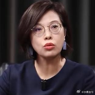《胡锡进替专家傲慢打圆场，遭汤家凤痛批：把谋生叫福利绝非口误！这是对2.4亿人尊严的按地摩擦，站着说话不腰疼是这个时代最大的恶！》在这个万物皆可被“重新定义”的时代，我们见证了太多词汇的变异。但最近，一个关于“灵活就业”的词条，彻底点燃了全网普通人的怒火。 ​