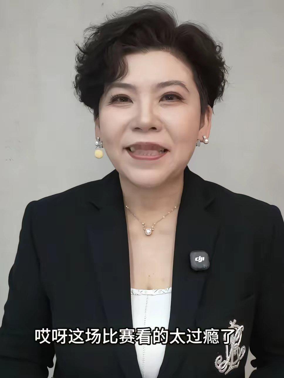 邓亚萍又被网暴了，原因是王曼昱夺冠后，邓亚萍发视频祝贺他夺冠，并且说这场比赛打的酣畅淋漓，看的很爽很过瘾！就因为这句话，有的饭圈粉丝不高兴了，在评论区说话很难听，还充满了攻击性！我就不明白了，王曼昱战胜的是其他国家的对手！邓亚萍也没提别人，怎么夸夸王曼昱还会被网暴呢！某些极端粉丝 ​