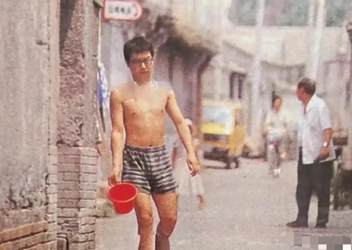 王菲早年和窦唯住北京胡同捂着鼻子上公厕，这个时候是纯粹的爱情吧 ​​​

我们来了 王菲 ​