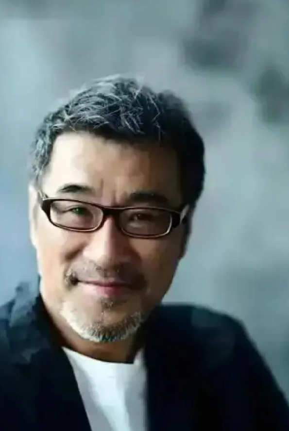 1992年前后，李宗盛与林忆莲合作《当爱已成往事》。这首歌由李宗盛作词作曲，两人共同演唱，后来随着电影《霸王别姬》广为流传。那时候李宗盛仍处在与朱卫茵的婚姻中，两人已经有了家庭和孩子。 
 
几年之后，林忆莲的国语事业进入新的阶段。1995年的《Love, Sandy》成为她的重要作品，《伤痕》等歌