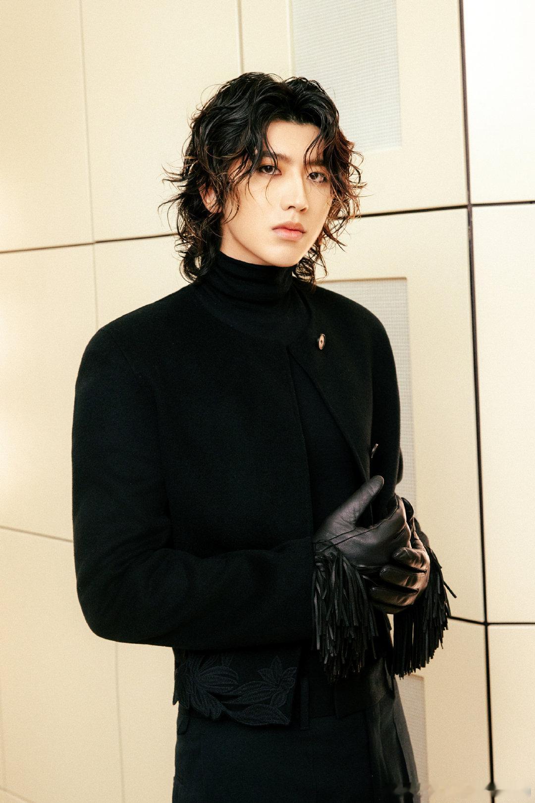 #蔡徐坤[超话]##蔡徐坤ins只关注了coldy#cxk#cos 蔡徐坤# 

听海风诠释浪漫，各自承流而上 孤独的人有他们自己的沼泽也有专属的星光

​