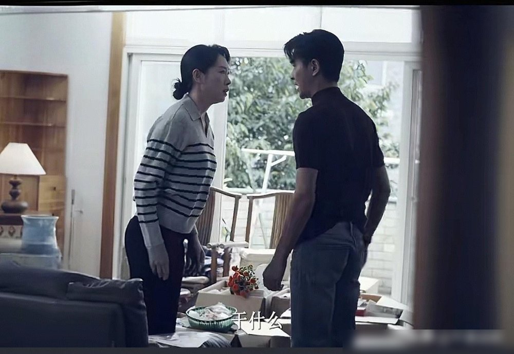 乔振宇演“吃绝户”的渣男了，第一集就把媳妇算计到骨头里。
《美人余》开播，他表面是斯文赘婿，背地里跟保姆王佳佳联手，潜伏五年，专等吃干抹净。李一桐演的江浙沪独生女，结婚五周年当天撞破骗局，孩子重病，前妻被弄回家当免费保姆，身边还冒出来小四小五。
王佳佳也狠，上一部还在破案，这一部直接成了那个“保