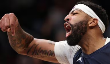 2026年10月21日NBA常规赛，戴维斯华盛顿首秀砍下34分，率奇才128-116击败雄鹿。
安东尼·戴维斯在华盛顿奇才队的首秀中拿下34分和12个篮板，改头换面的奇才队在赛季揭幕战中以128-116击败密尔沃基雄鹿队。
这是两支似乎正走向截然相反方向的球队的赛季揭幕战。华盛顿在上赛季交
