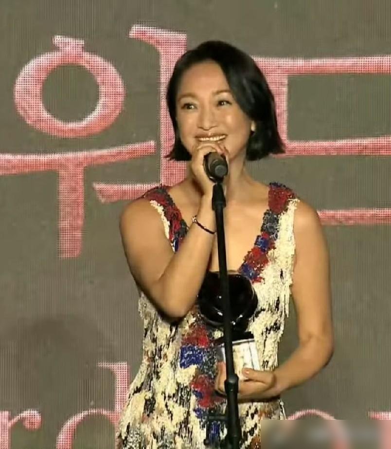 釜山那晚，周迅拿下最佳演员，陈坤的祝贺文案几乎是掐着点发出来的。不是客套转发，他写的是“为你高兴，老周”。
这俩人的交情，圈里人都知道。陈坤低谷时周迅拉过他，周迅拍戏较劲时陈坤陪她熬大夜。二十多年，从《像雾像雨又像风》到现在，没散。
这次获奖的《初次尝到寂寞》，场刊评分3.7，全场第一。周迅演“
