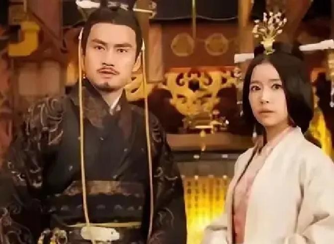 公元26年，光武帝刘秀正在批阅奏章，姐姐刘黄突然来访。姐弟俩聊着聊着，刘黄变得吞吞吐吐，脸上红一阵白一阵的。刘秀觉得奇怪，就问姐姐咋了。刘黄扭捏了半天，最后鼓足勇气说：陛下，我钟情于朝中一大臣许久了，你能否给我做媒？

刘秀放下笔，身子往后靠了靠。他没立刻答应，先问了句：“谁？”

刘黄手指拧着衣带