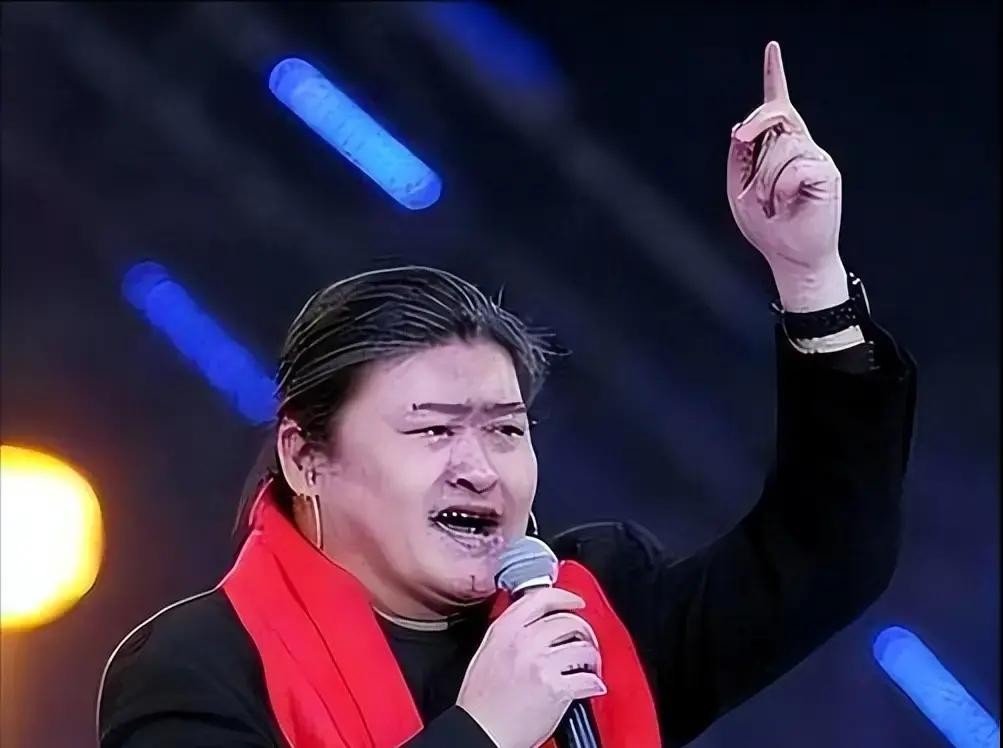 刘欢老师走了，讣告发出来不到两小时，网上各路“法医”已经把死因给安排得明明白白

有人说喝酒喝垮的，有人翻出他十几年前股骨头坏死的老黄历，说得有鼻子有眼，好像人就在旁边看着一样

这挺讽刺的，一个教了三十二年书，捐了两千万扶持原创音乐的人，身后留给大众的第一印象，竟然是一场关于死因的闹剧

更让人心