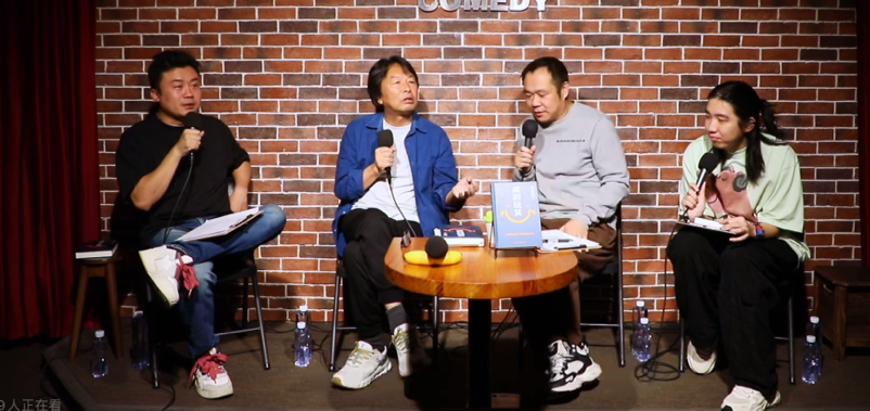 我发现刘震云跟余华一样的点是，两个人生活中都太幽默了。  他俩是“把痛...