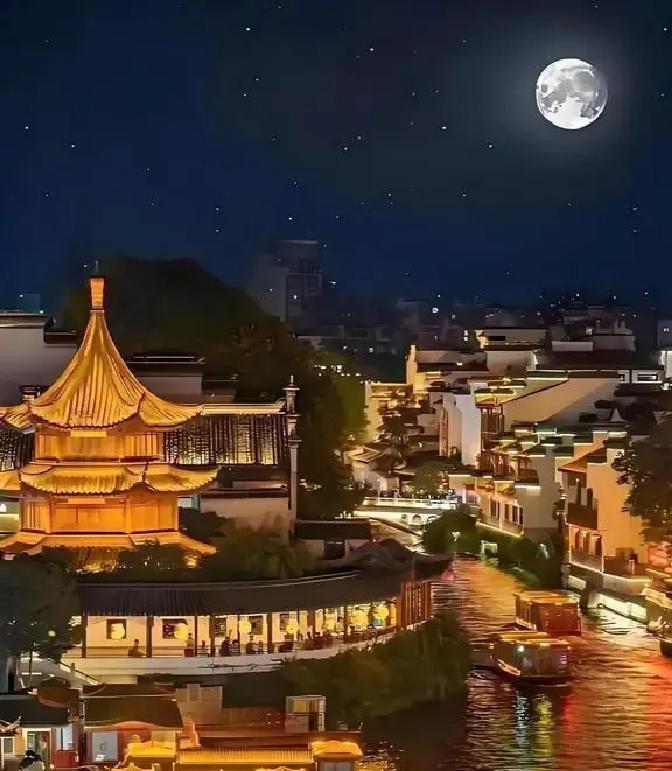 谁家祖上没有个皇帝了
 
王守田被族长王德昌叫进祠堂时，脑子里还响着那句话。供桌上摊着一册虫蛀的旧谱，王德昌用烟杆敲桌面：“青州那边要联宗，咱这一支得往前接。接上皇帝，人家才认。”
 
王守田问接谁。王德昌说：“王莽。”
 
王守田手里的墨条停住了。王莽坐过龙椅，可新朝没撑几年，后来还被骂成篡汉贼。