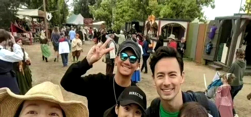林依晨和老公出游被拍到了，很多人第一眼都在盯男方的长相。

戴副眼镜，皮肤有点黑，确实算不上传统意义上的帅哥。但整个人干干净净，没有半分张扬气，透着一股靠谱劲儿。

两人同框没有谁压谁的气场，林依晨笑得特别自在。过日子不是拍偶像剧，那些天天比拼颜值的婚姻，有几个能有这种松弛感？

两个人站在一起舒服