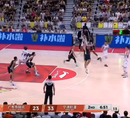 真的难为人！奋力防守法尔的王少杰！       王少杰身高2米08，臂...