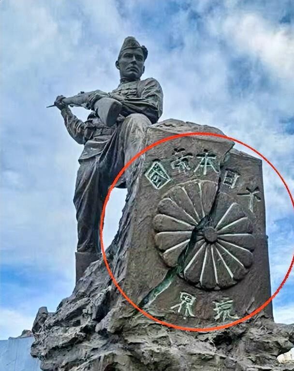 俄罗斯这次是直接一巴掌扇在了日本脸上，那座15米高的纪念碑，士兵举枪把刻着“大日本帝国”和皇室菊花纹的界碑劈成两半，这画面比任何外交辞令都震耳朵。日本那边急得跳脚，高市早苗亲自用双语发文抗议，要求移除菊花图样，说侮辱了他们的国体和皇室尊严。可俄罗斯根本不理这套，不仅照常揭幕，还强硬表态，菊花象征军国