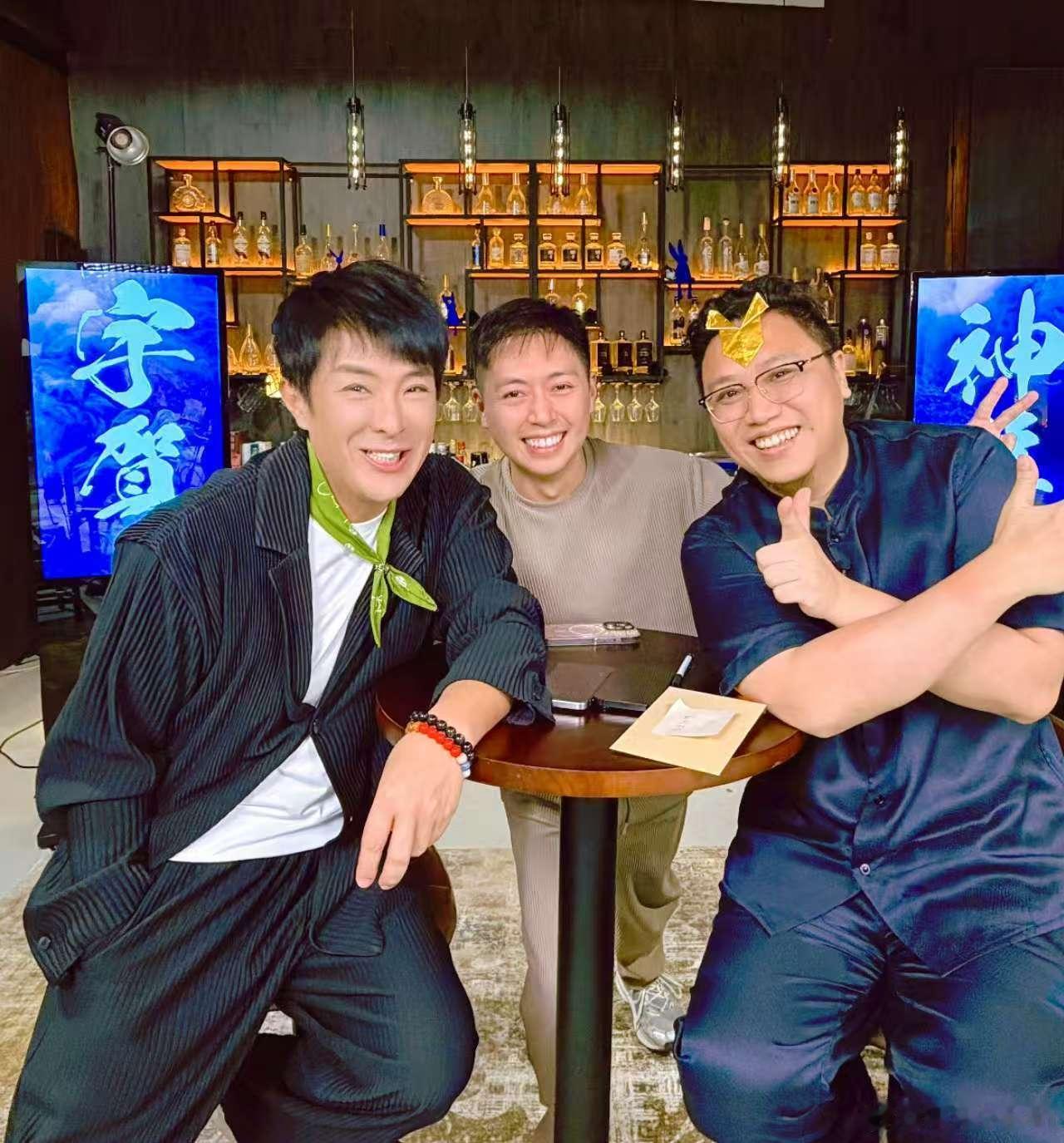 【直播笔记】
8月26日

七大衰运先兆深度解析

1. 气色与气场异动

* 面部乌云与灰色气场： 香港玄学界常说的“乌云盖顶”并非最严重。若面部呈现灰色，则属于极差的信号，预示着气场已脱离常人范畴，往往是死亡或重大灾难的前兆。
* 化解方案： 建议前往寺庙忏悔。具体做法是在庙门前以头叩地108次， ​