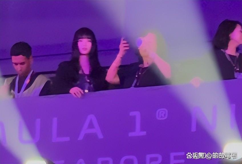 俩人差了整整21岁，外界都盯着林俊杰23岁小女友，老少恋那些藏不住的难处，在她身上真的体现得明明白白。 ​