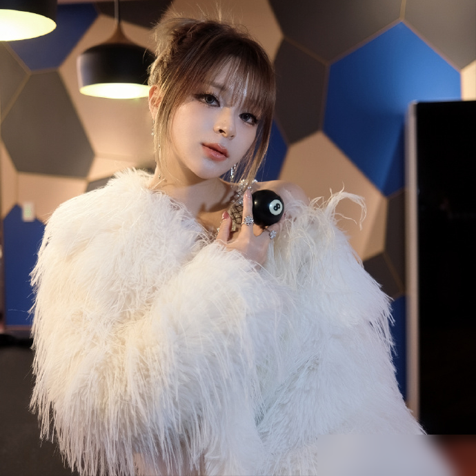 美依礼芽这姐们儿是真狠，离个婚都要抢在别人前头开口。
翻她过去一年多，主动跟事务所解约，组合说停就停，她还是被通知的那个。这回不满四年的婚姻，又是她先掏出双语手写信，自己官宣，自己收尾。
前夫那边一声不吭，连个独立回应都没有。声明里说友好地选择各自前行，听着体面，其实就是她一个人把话全说了，连悲