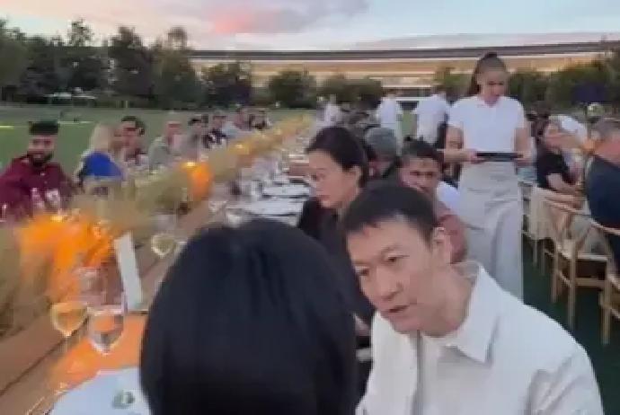 库克刚卸任，新掌门首秀，中国面孔却坐进了乔布斯剧院第一排。
阿信穿黑色西装，胸口挂潮牌公仔；郭帆、陈奕仁、王嘉尔、段永平、何同学，全在Apple Park的私人晚宴上。王嘉尔直接晒出酒红色iPhone 18 Pro，一位网络名人在体验区活动。
这像是一场全球顶级创作者的聚会。苹果需要中国故事，中