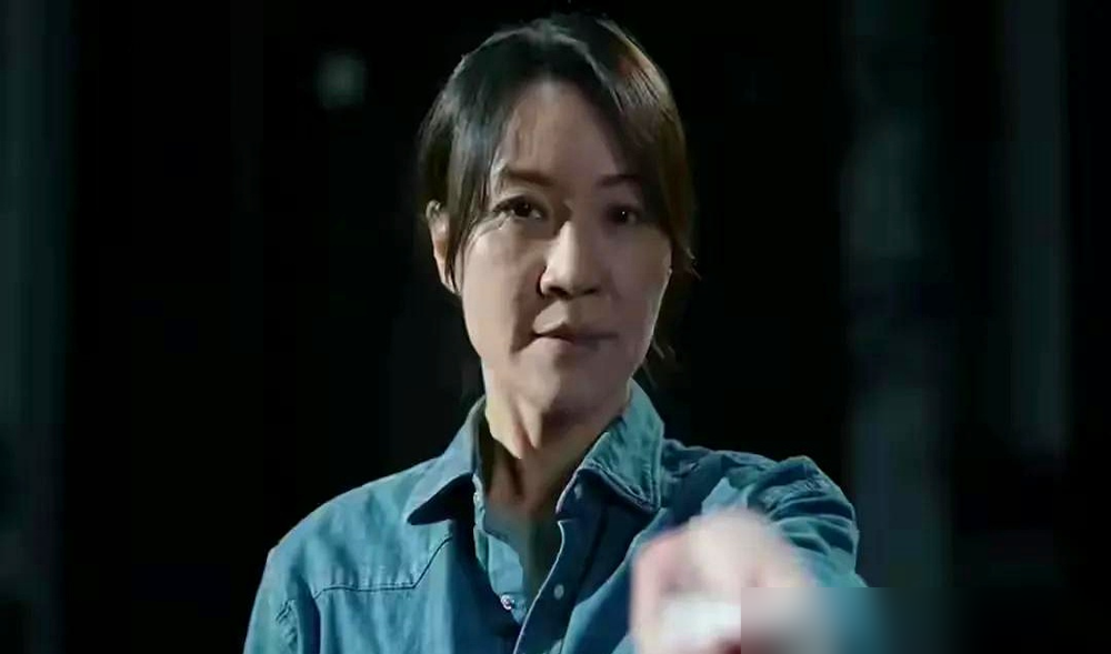 东方卫视黄金档崩了，0.27的收视率，直接逼得台里把压箱底的老剧翻出来救场。
新剧《别对爱撒谎》，娄艺潇杨玏主演，播了没几天就被观众骂上热搜。不是骂演技，是骂这剧情像从2014年的硬盘里直接拷出来的。苦情、婆媳、狗血误会，一个没落下。
最讽刺的是，这剧还真是2015年拍完的，压了整整12年才播。