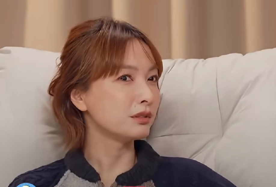 杜海涛当年追吴昕追得全网皆知，吴昕愣是没接。扭头沈梦辰倒追他，一追好几年，才把婚结了。

再看吴昕，43岁的人了，跟郑凯低调谈了七八年。最近被拍到吃饭，何炅在车旁边冲他俩双手比心，快乐家族这是明着盖章了。

这瓜看着像“谁先动心谁就输了”的爽文，其实真没那么简单。吴昕当年没接杜海涛，未必是眼光高，更