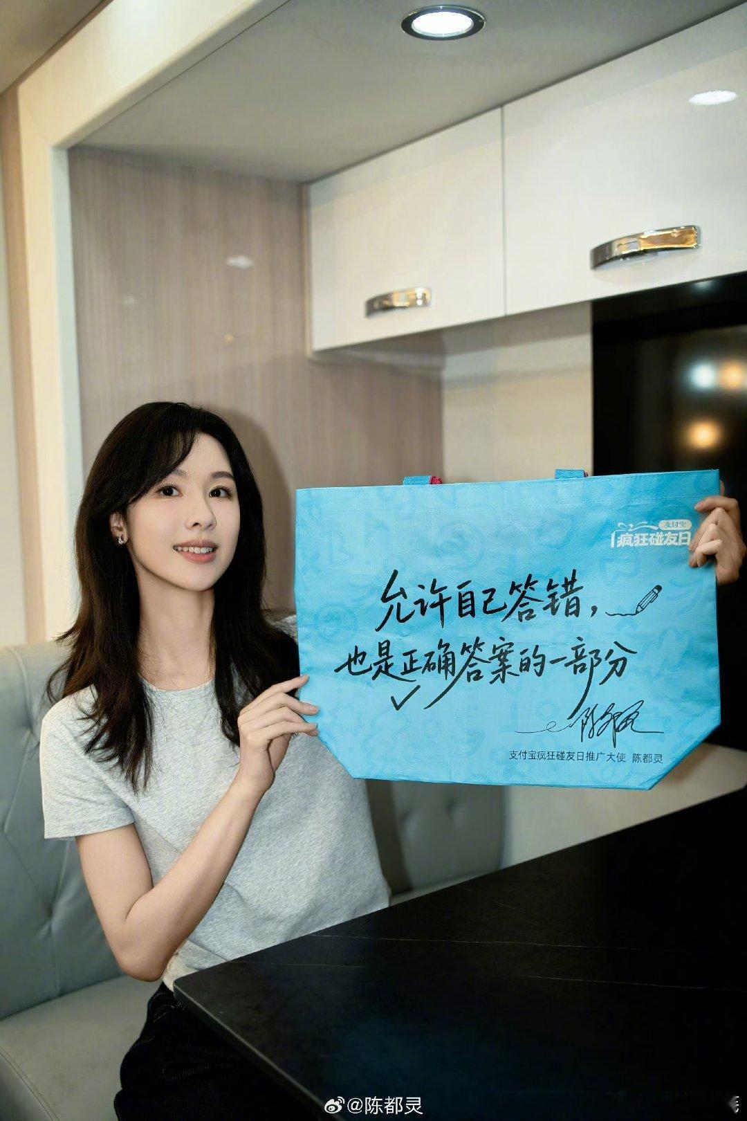 cdl#陈都灵白幼薇#  cdl#陈都灵余九琪#  

"你的身影在晨雾中若隐若现，像未加载完成的美梦"  "𝓨𝓸𝓾𝓻 𝓯𝓲𝓰𝓾𝓻𝓮 𝓯𝓵𝓲𝓬𝓴𝓮𝓻𝓼 𝓲𝓷 𝓽𝓱𝓮 𝓶𝓸𝓻𝓷𝓲𝓷𝓰 𝓶𝓲𝓼𝓽, 𝓵𝓲𝓴𝓮 𝓪 𝓱𝓪𝓵𝓯-𝓵𝓸 ​