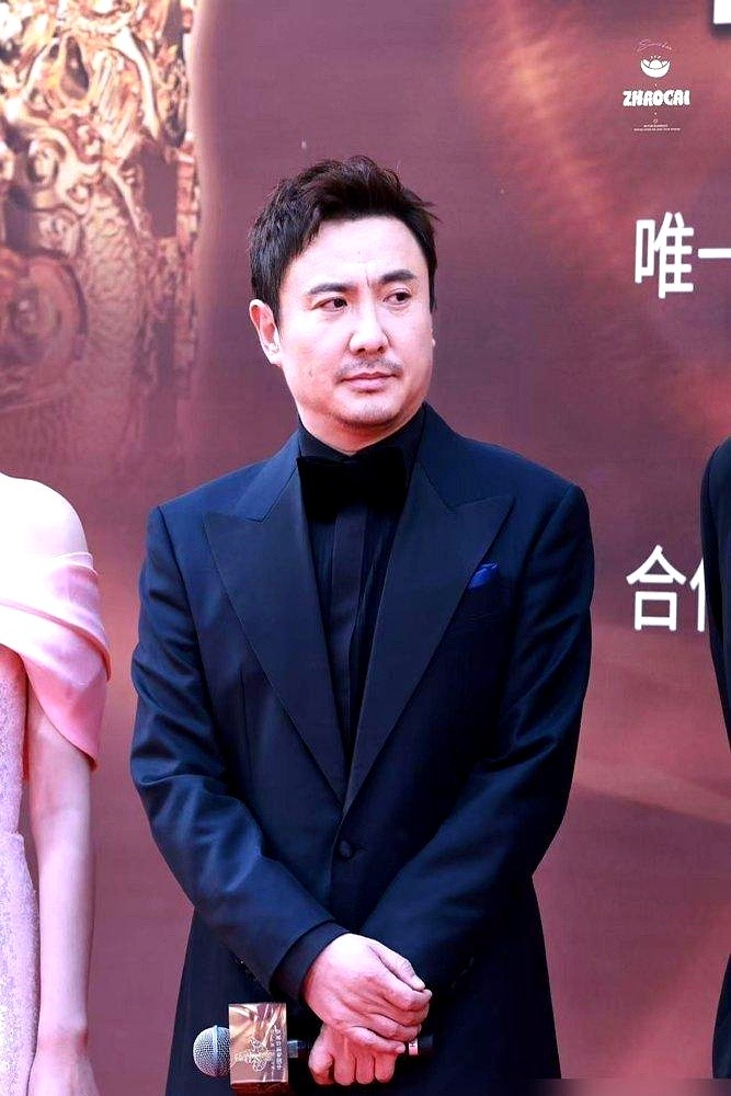 去年包揽票房前二，转头却9个月没进组。沈腾这是失业了？

综艺里，他反问白敬亭和王安宇：“你们都是在哪找的工作？”自曝大半年没戏拍。听着挺心酸，可你看看他背后的数字。

400亿票房在身，找上门的剧本估计早堆成山了。这根本不是没活干，而是一脚急刹车踩到底。以前他许愿工作半年歇半年，现在歇是歇够了，戏